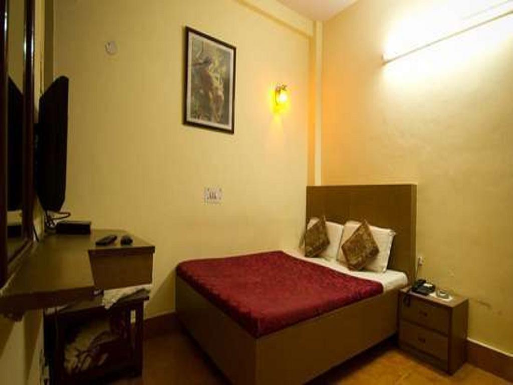 Hotel Woodland Deluxe New Delhi Room photo