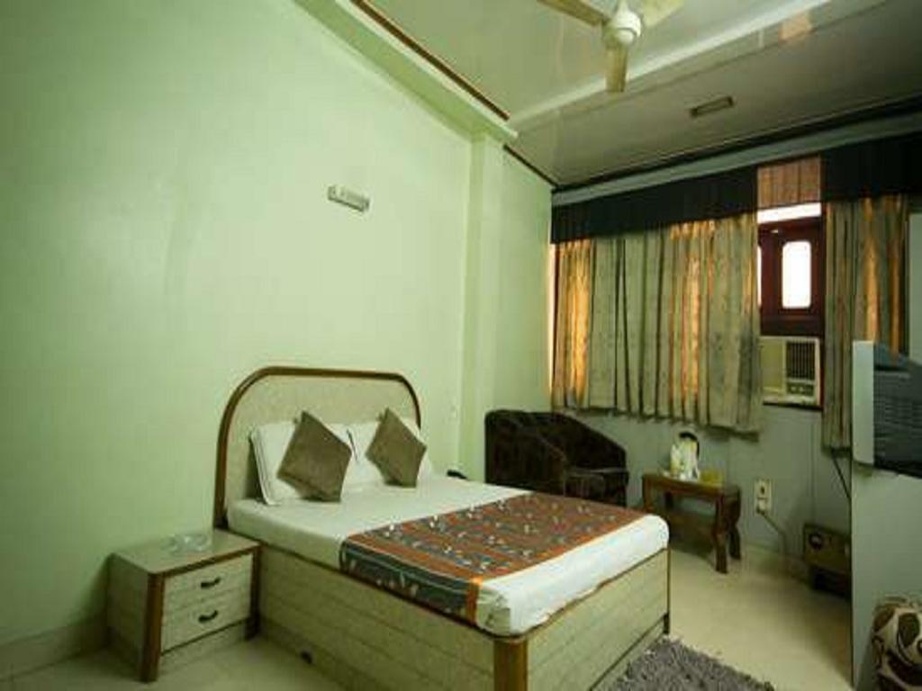Hotel Woodland Deluxe New Delhi Room photo
